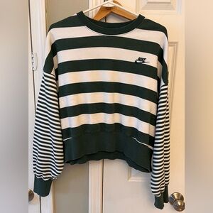 Women’s Nike cropped crew neck sweatshirt. Size xs